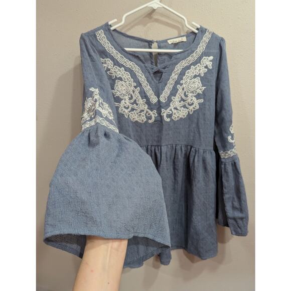 Gorgeous peasant style chambray top w/trumpet sleeves & ivory appliques size S - Picture 2 of 10